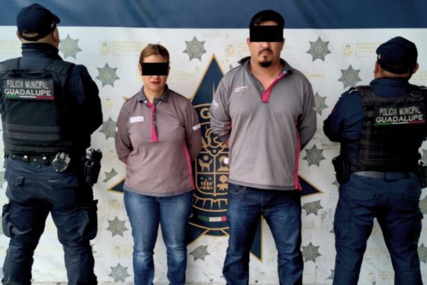 Detienen a padres por dejar a su hijo en auto en Guadalupe mientras trabajaban