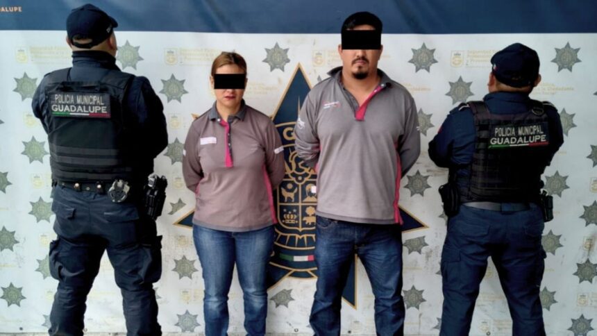 Detienen a padres por dejar a su hijo en auto en Guadalupe mientras trabajaban