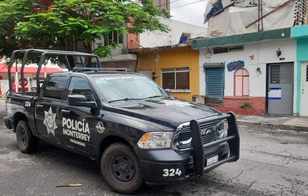 Detienen a pareja por violar sellos en casa asegurada