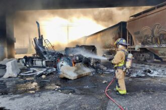 Explota pipa tras choque con tren en Querétaro; hay muertos