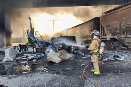 Explota pipa tras choque con tren en Querétaro; hay muertos