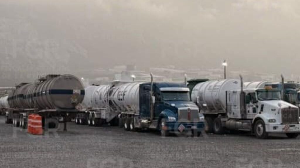 FGR asegura 184 mil litros de hidrocarburo y toma clandestina en Santa Catarina