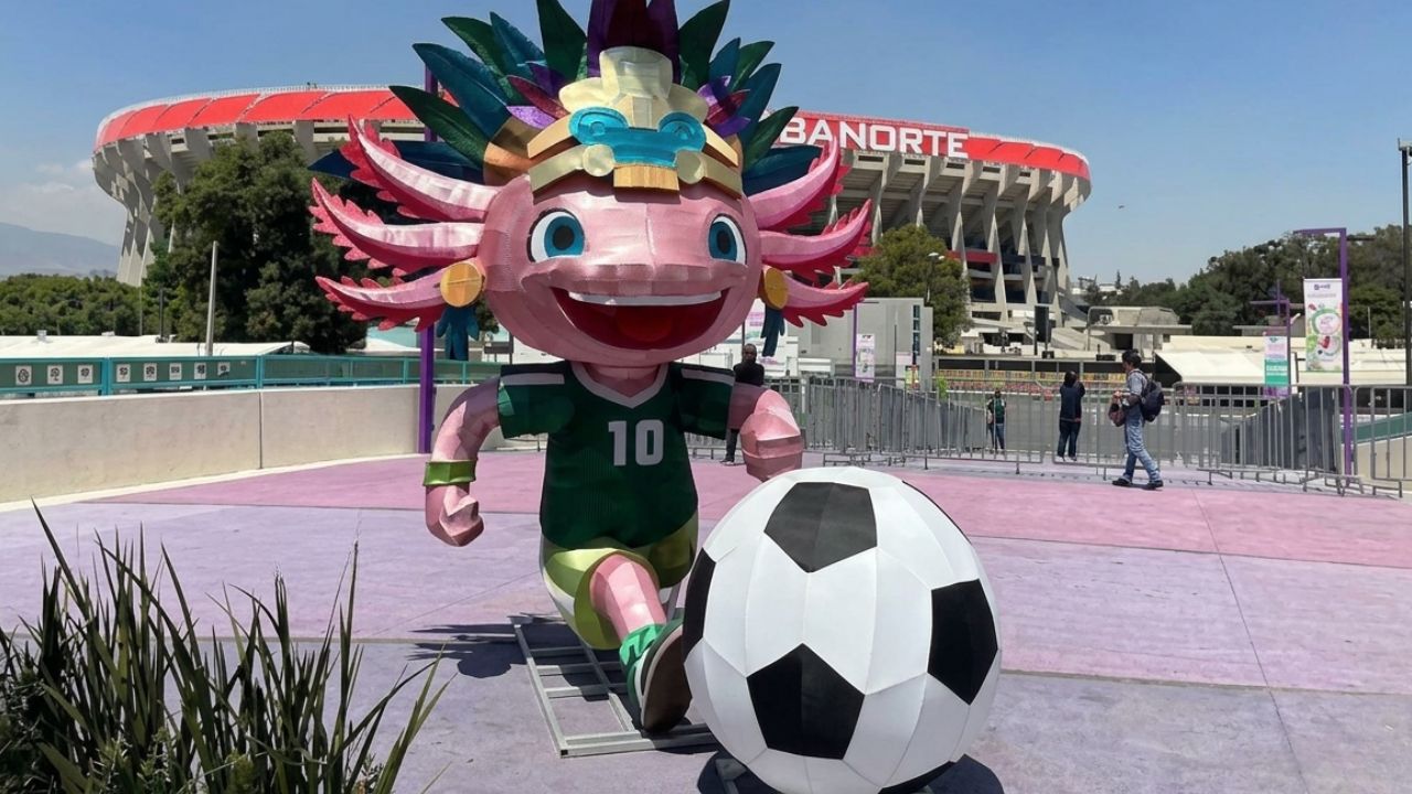 FIFA obligará retiro del ajolote instalado afuera del Estadio Ciudad de México