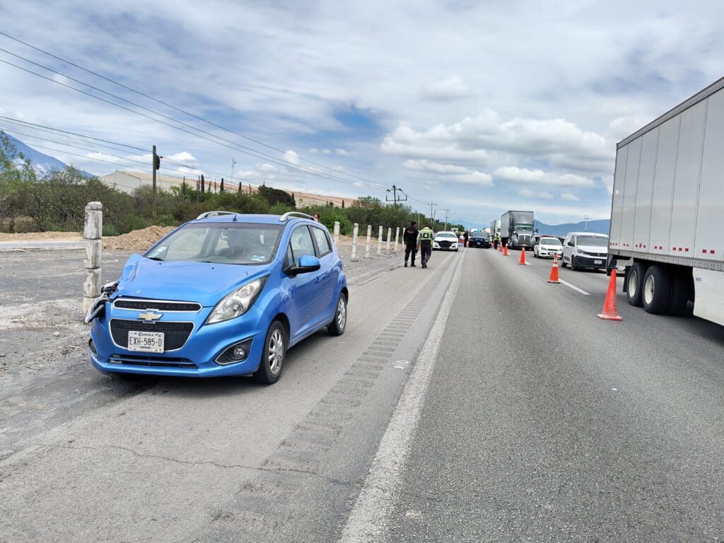 Hombre muere arrollado al cambiar una llanta en García