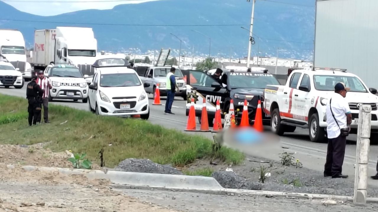 Hombre muere arrollado al cambiar una llanta en García