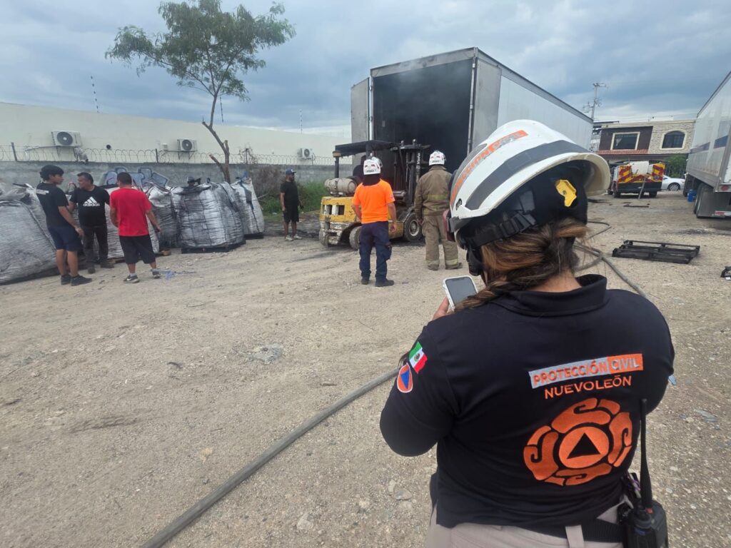 Incendio de tráiler en Apodaca provoca evacuación de guardería