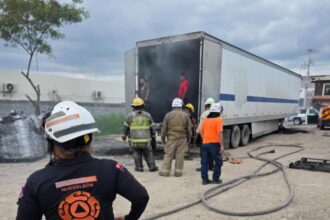 Incendio de tráiler en Apodaca provoca evacuación de guardería