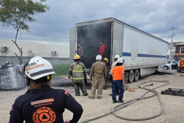Incendio de tráiler en Apodaca provoca evacuación de guardería