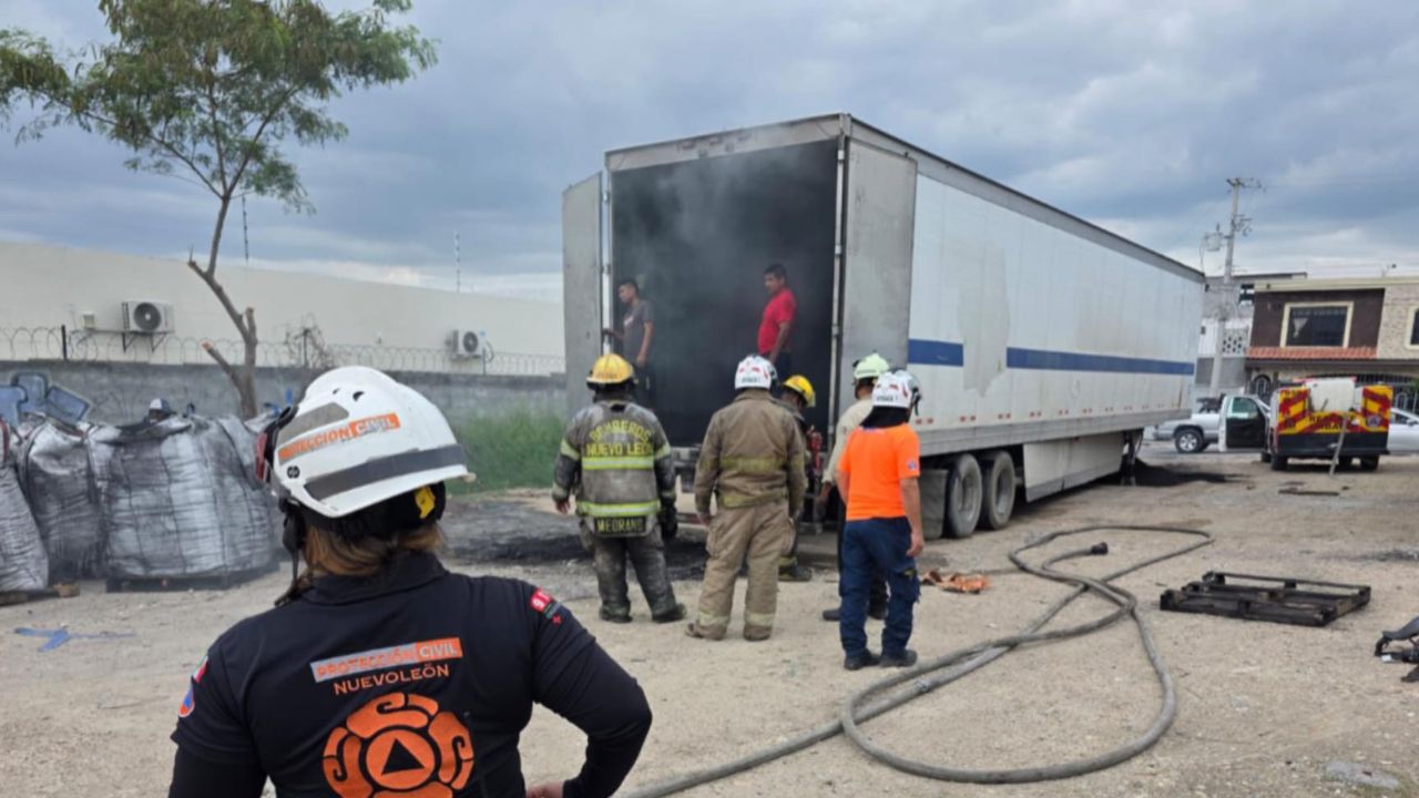 Incendio de tráiler en Apodaca provoca evacuación de guardería