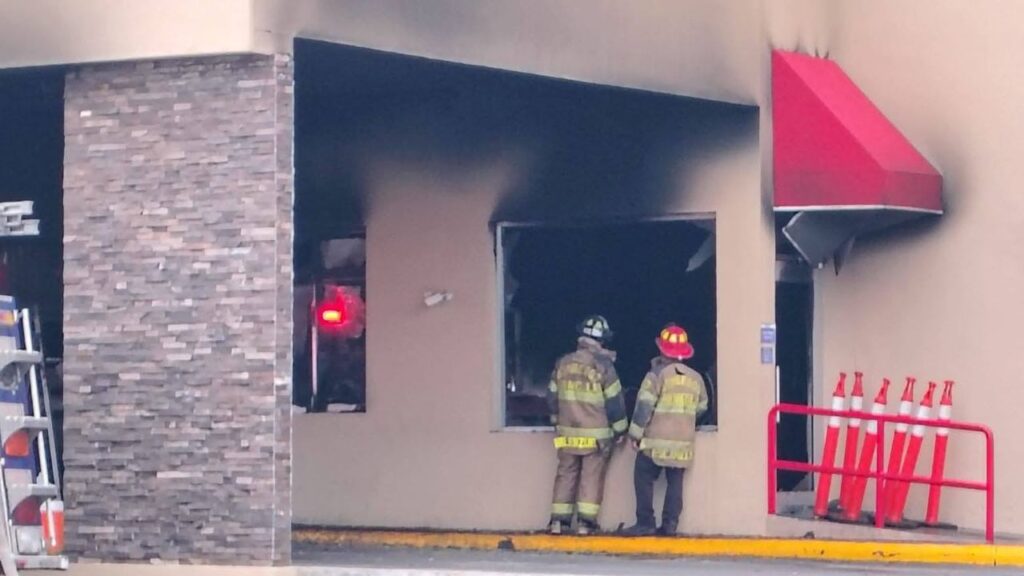 Fuerte incendio arrasa sucursal de Pollo Loco en San Nicolás