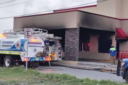 Fuerte incendio arrasa sucursal de Pollo Loco en San Nicolás