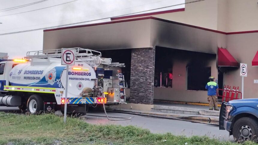 Fuerte incendio arrasa sucursal de Pollo Loco en San Nicolás