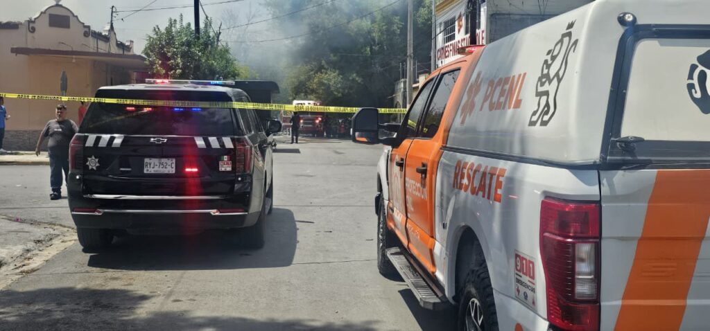 Fuego consume vivienda en la colonia Martínez en Monterrey