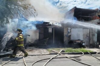 Fuego consume vivienda en la colonia Martínez en Monterrey