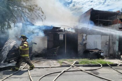 Fuego consume vivienda en la colonia Martínez en Monterrey