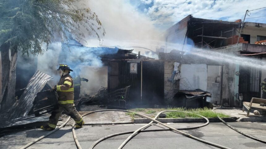 Fuego consume vivienda en la colonia Martínez en Monterrey