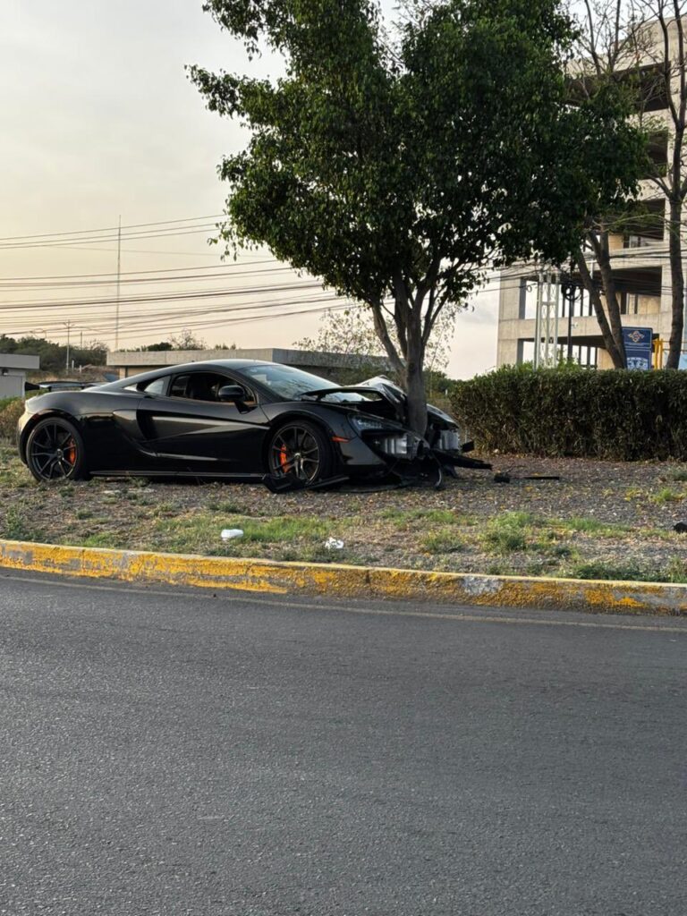 Abandonan McLaren tras choque en Juriquilla, Querétaro