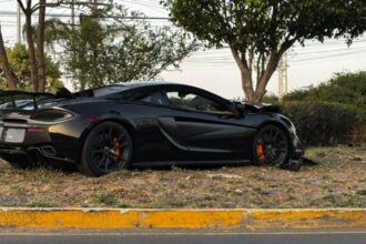 Abandonan McLaren tras choque en Juriquilla, Querétaro