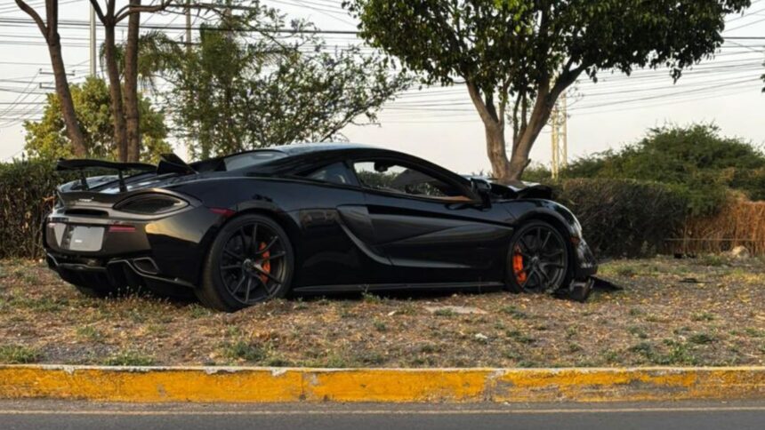 Abandonan McLaren tras choque en Juriquilla, Querétaro