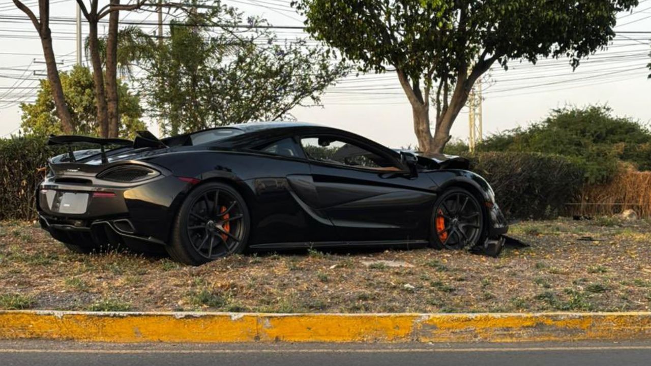 Abandonan McLaren tras choque en Juriquilla, Querétaro