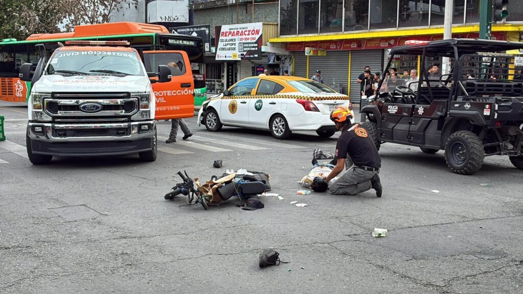Motociclista grave tras choque en el centro de Monterrey