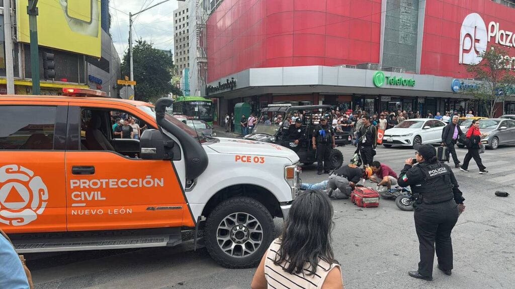 Motociclista grave tras choque en el centro de Monterrey