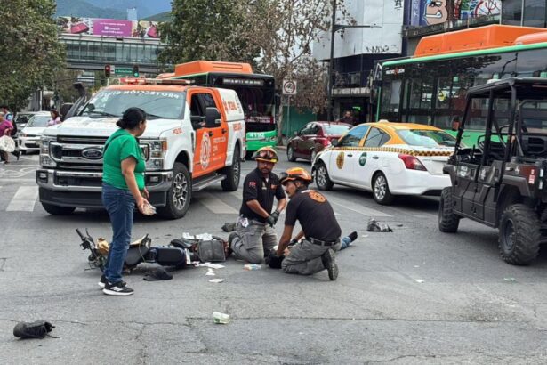Motociclista grave tras choque en el centro de Monterrey