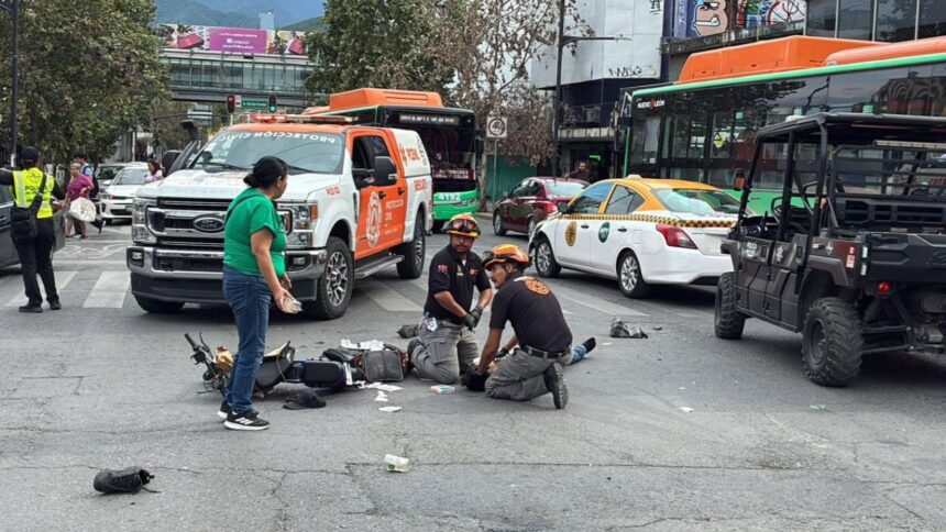 Motociclista grave tras choque en el centro de Monterrey