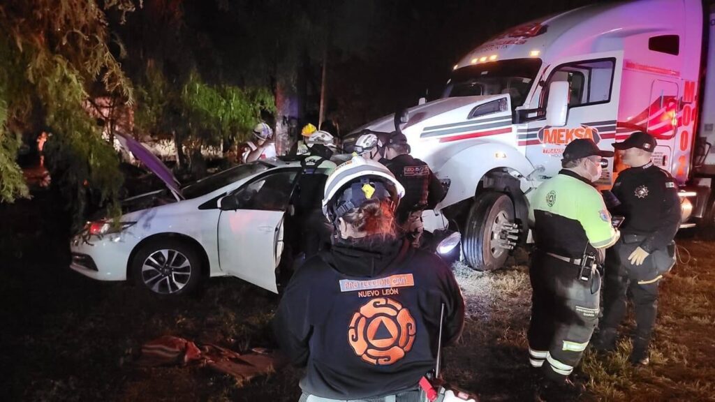 Choque entre tráiler y auto en Escobedo deja un menor sin vida