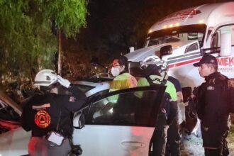Choque entre tráiler y auto en Escobedo deja un menor sin vida