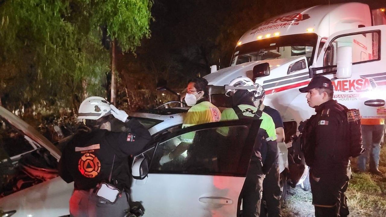 Choque entre tráiler y auto en Escobedo deja un menor sin vida