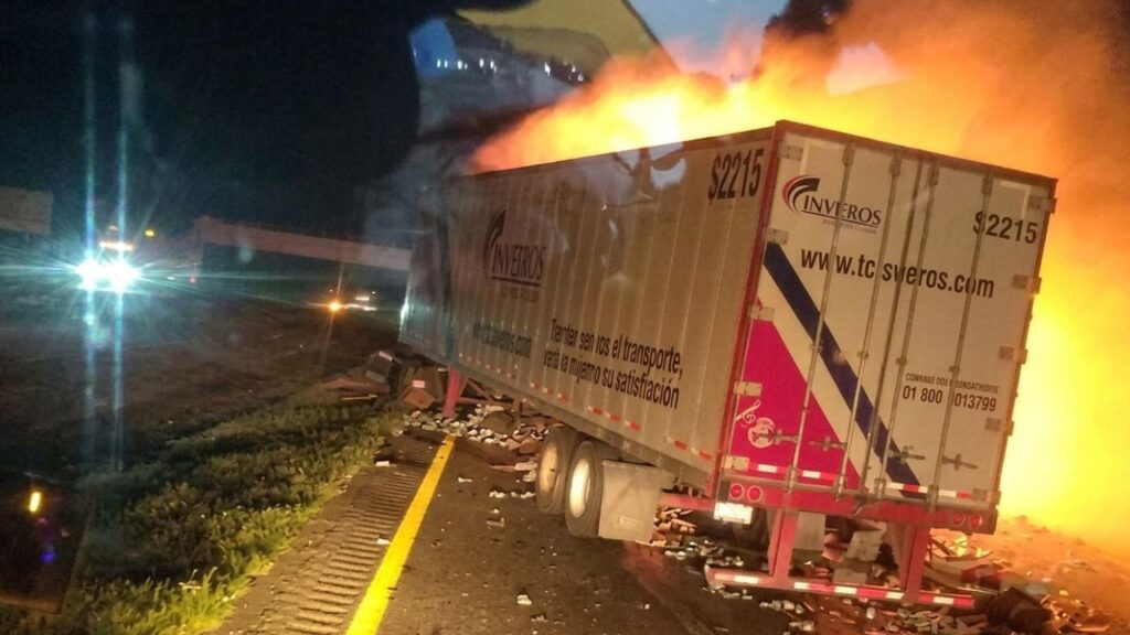 Fallecen dos hombres tras incendio de tráiler en autopista Laredo-Monterrey