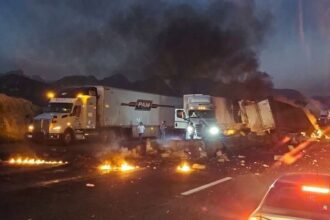 Fallecen dos hombres tras incendio de tráiler en autopista Laredo-Monterrey