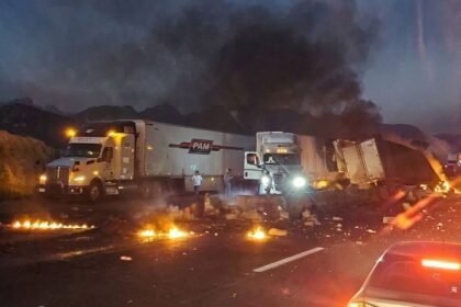 Fallecen dos hombres tras incendio de tráiler en autopista Laredo-Monterrey