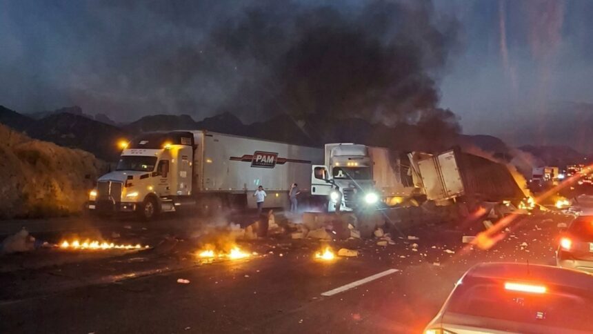 Fallecen dos hombres tras incendio de tráiler en autopista Laredo-Monterrey