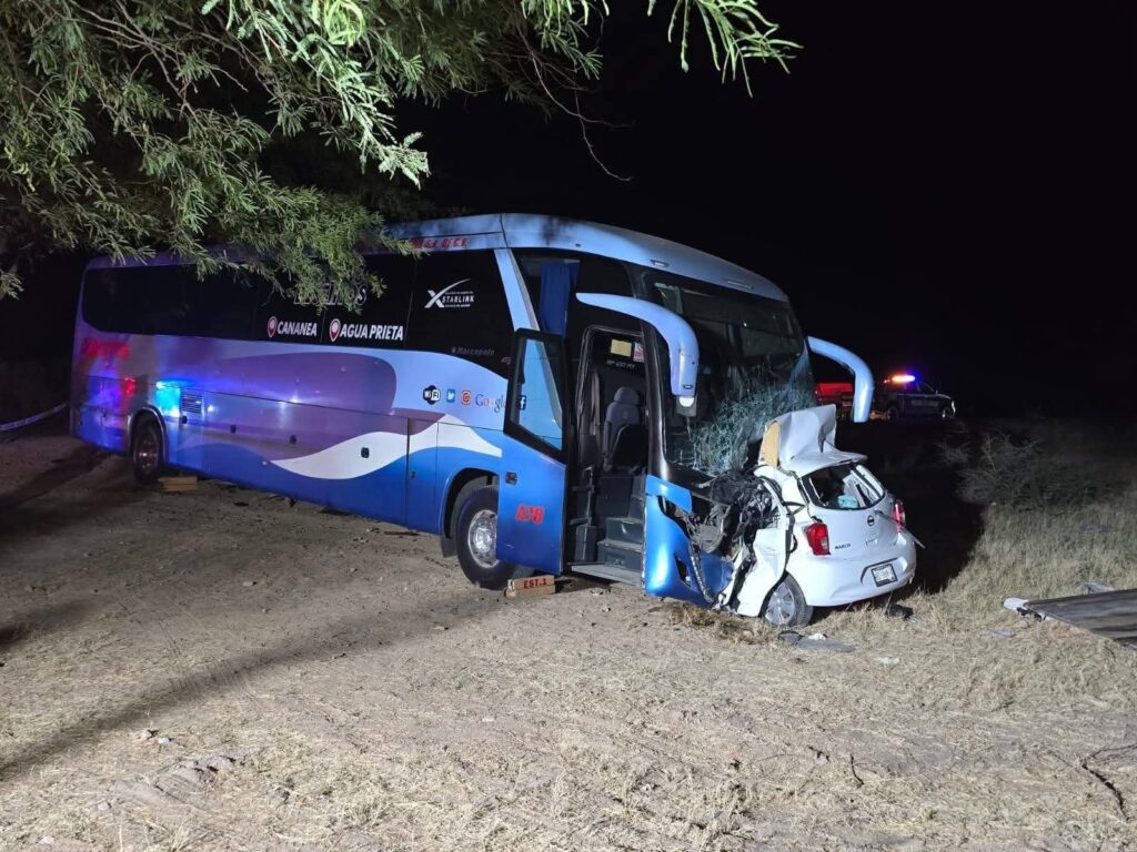 Muere mujer tras brutal choque entre camión y auto en Sonora