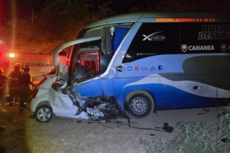 Muere mujer tras brutal choque entre camión y auto en Sonora
