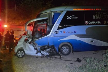Muere mujer tras brutal choque entre camión y auto en Sonora