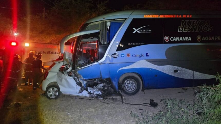 Muere mujer tras brutal choque entre camión y auto en Sonora