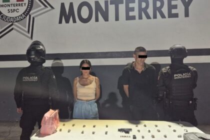 Detienen a pareja armada y con droga en la colonia Las Flores, Monterrey