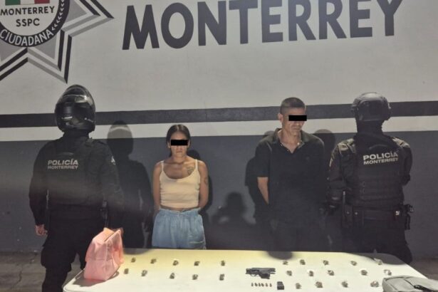 Detienen a pareja armada y con droga en la colonia Las Flores, Monterrey
