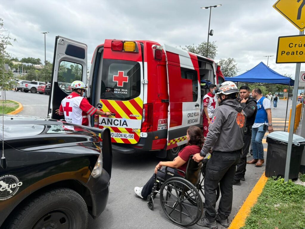 Mujer queda atrapada en Walmart Monterrey; es rescatada