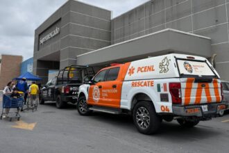 Mujer queda atrapada en Walmart Monterrey; es rescatada
