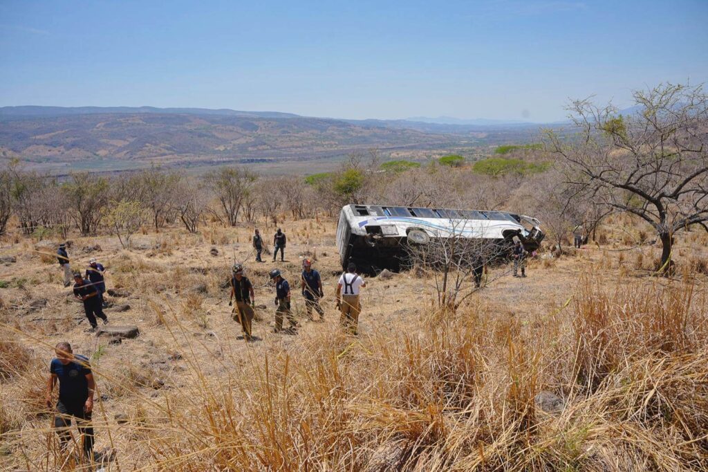 Tragedia en Nayarit: 11 muertos tras volcadura de autobús