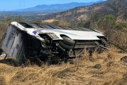 Tragedia en Nayarit: 11 muertos tras volcadura de autobús