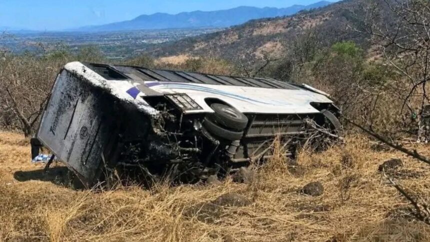 Tragedia en Nayarit: 11 muertos tras volcadura de autobús
