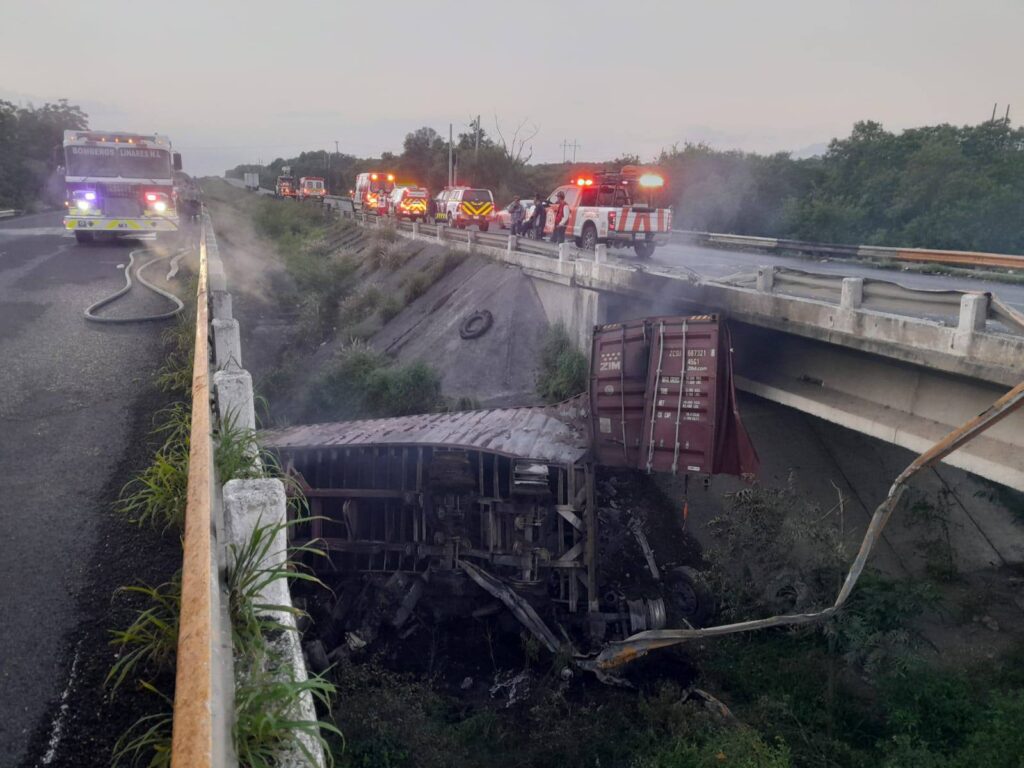 Tráiler cae de puente y se incendia en Montemorelos
