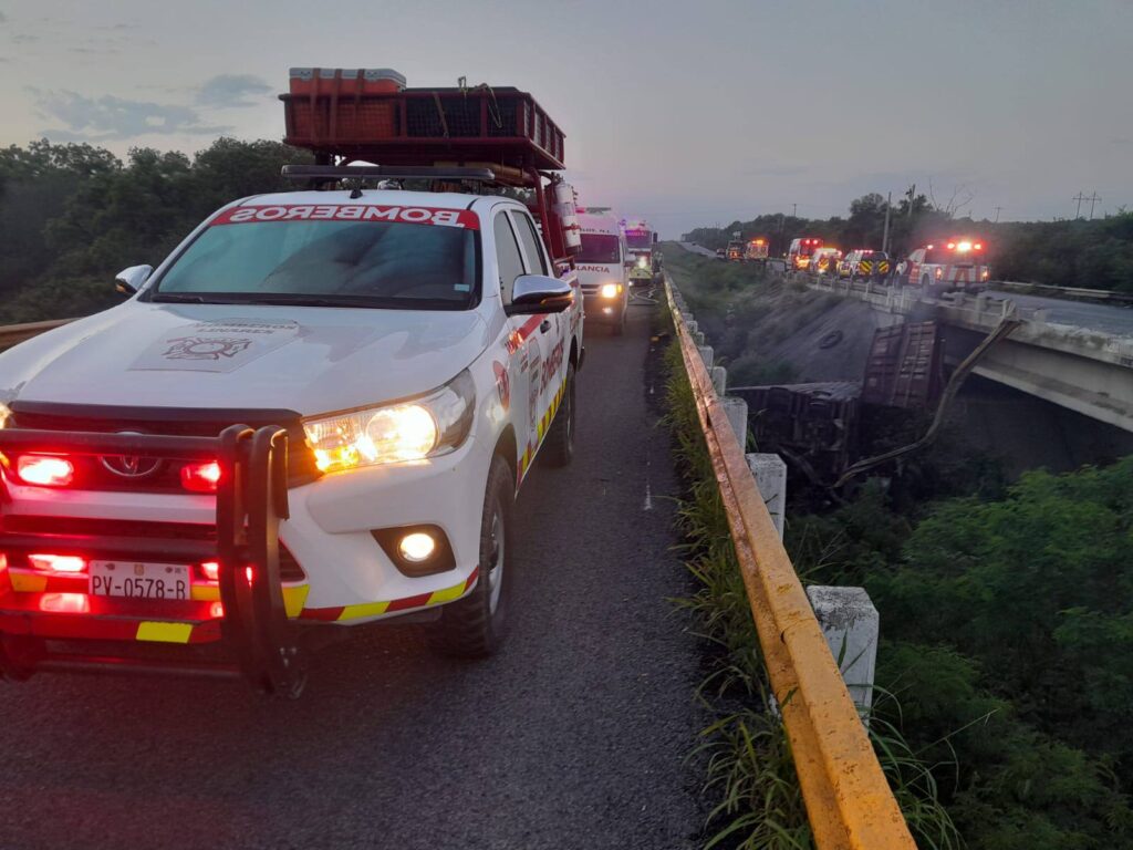 Tráiler cae de puente y se incendia en Montemorelos