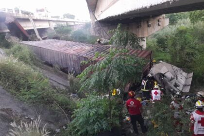 Tráiler cae de puente y se incendia en Montemorelos