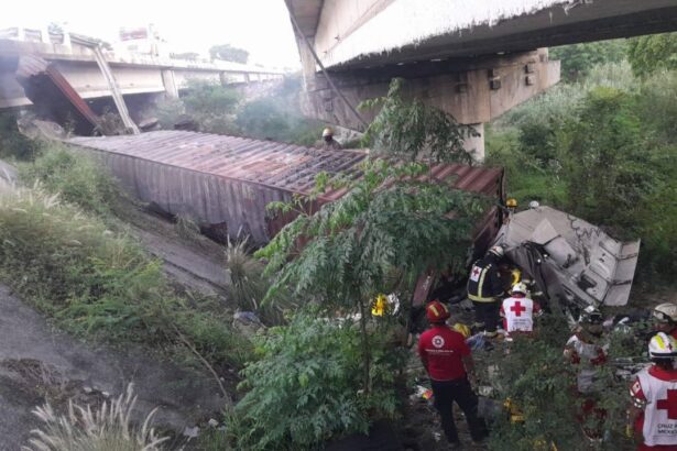 Tráiler cae de puente y se incendia en Montemorelos
